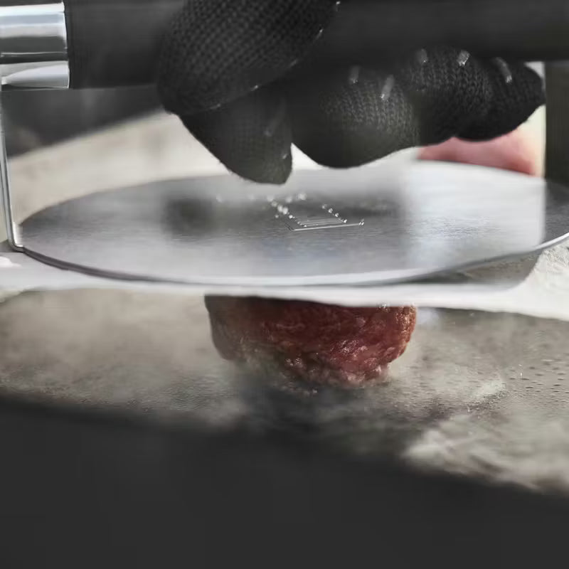 Pressa per hamburger smash su piastra Weber