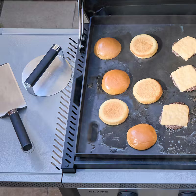 Pressa per hamburger smash su piastra Weber