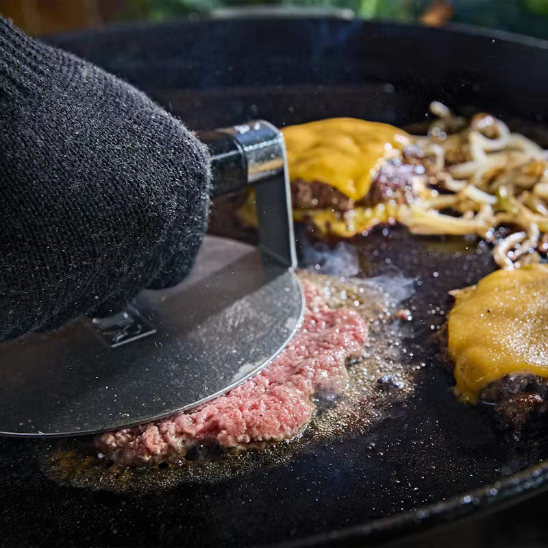 Pressa per hamburger smash su piastra Weber